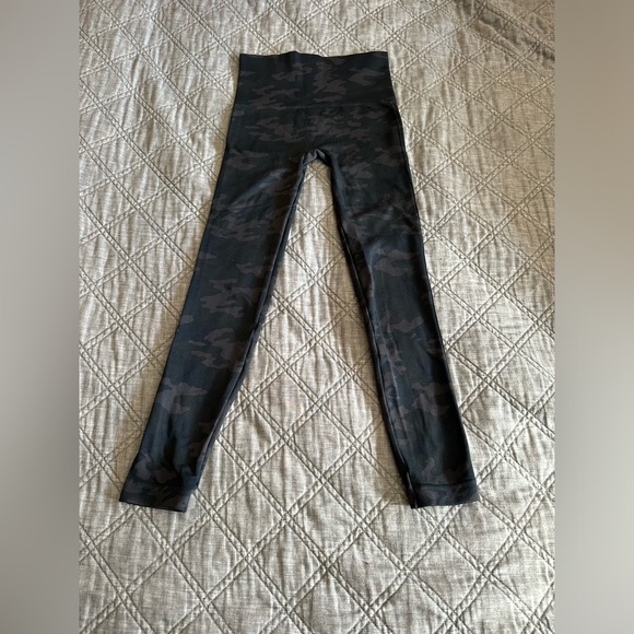 Spanx Look At Me Now Seamless Camo Leggings - Picture 4 of 8
